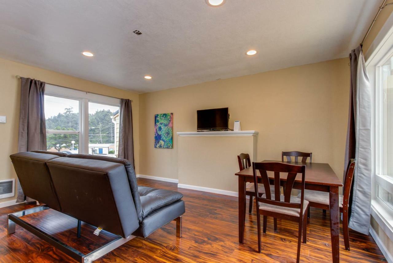 Sandstone Point Hotel Lincoln City Room photo