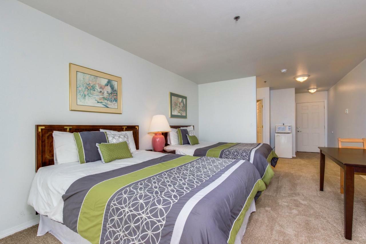 Sandstone Point Hotel Lincoln City Room photo