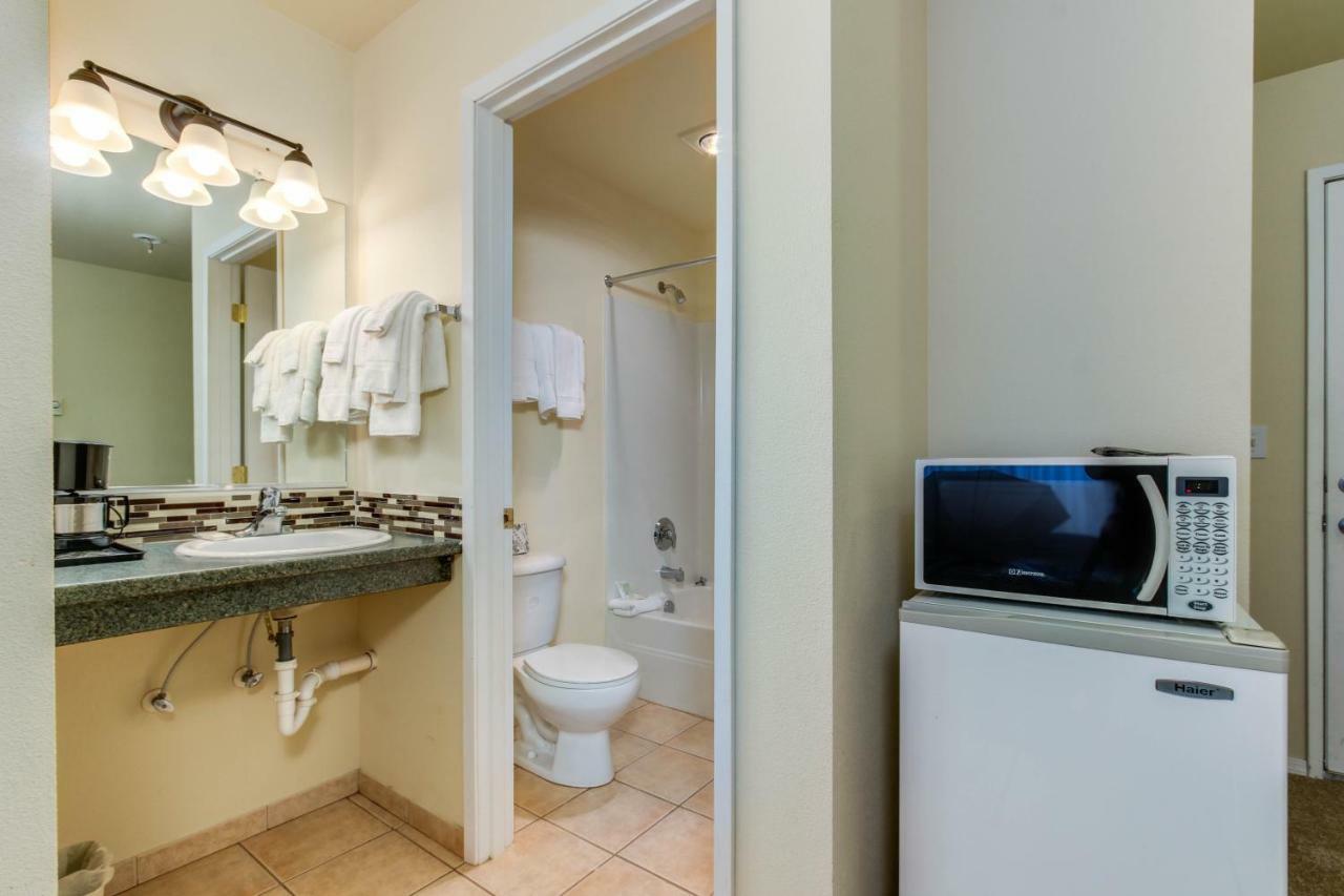 Sandstone Point Hotel Lincoln City Room photo