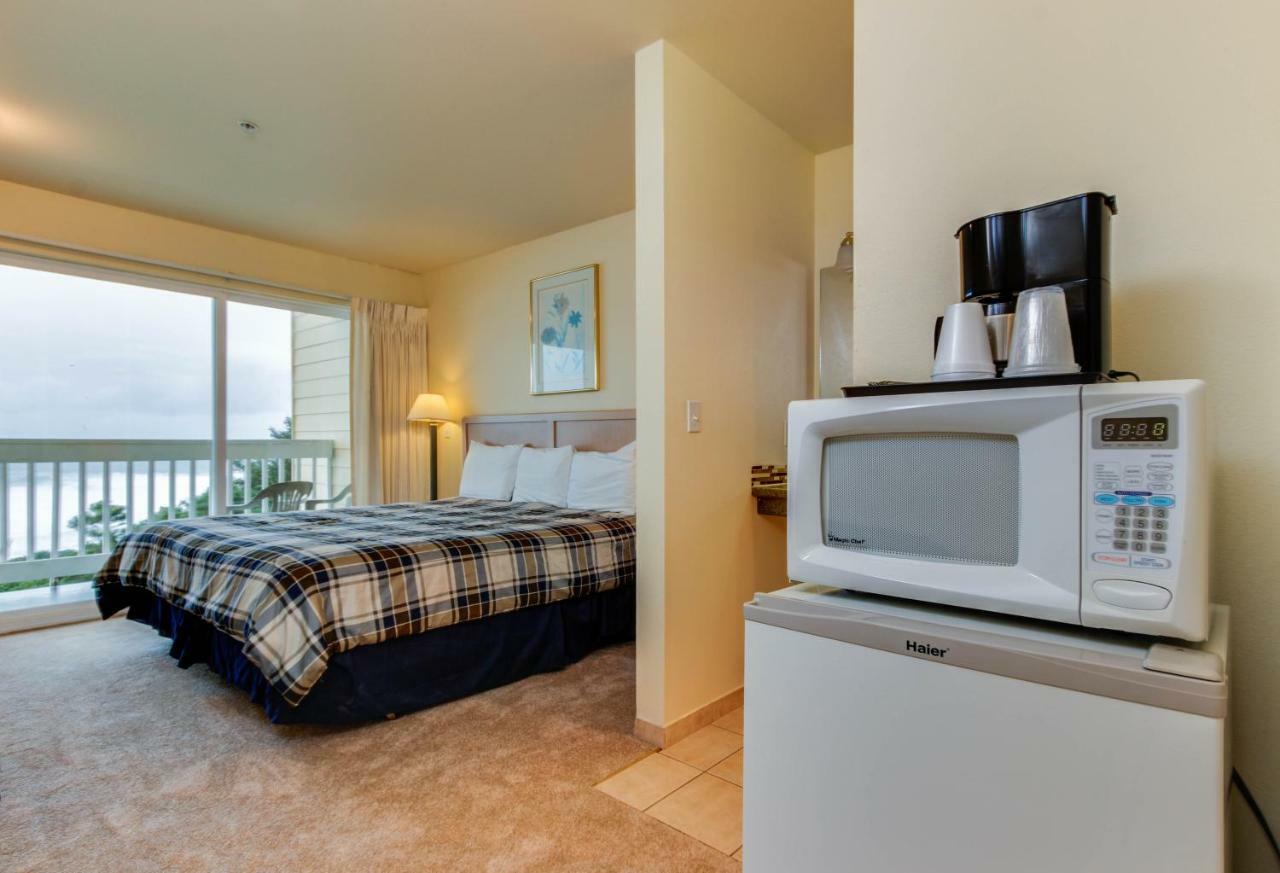 Sandstone Point Hotel Lincoln City Room photo