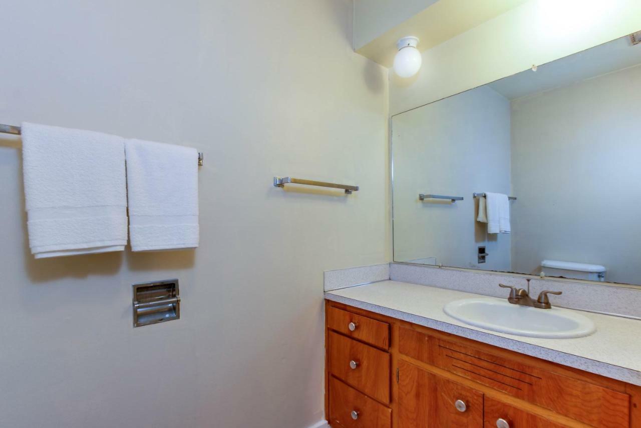 Sandstone Point Hotel Lincoln City Room photo
