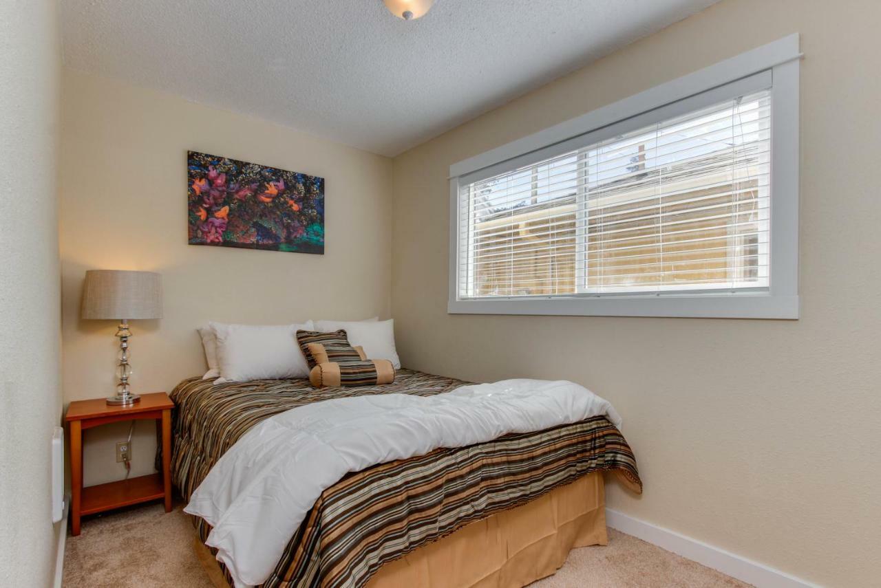 Sandstone Point Hotel Lincoln City Room photo