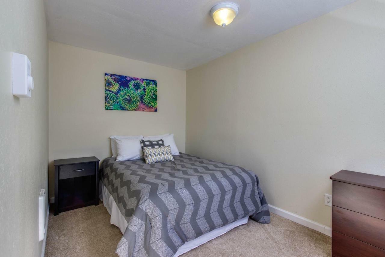Sandstone Point Hotel Lincoln City Room photo