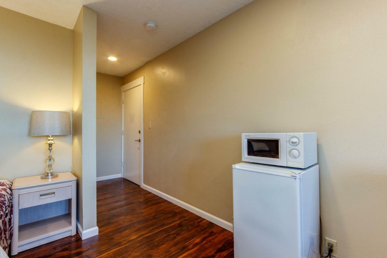 Sandstone Point Hotel Lincoln City Room photo