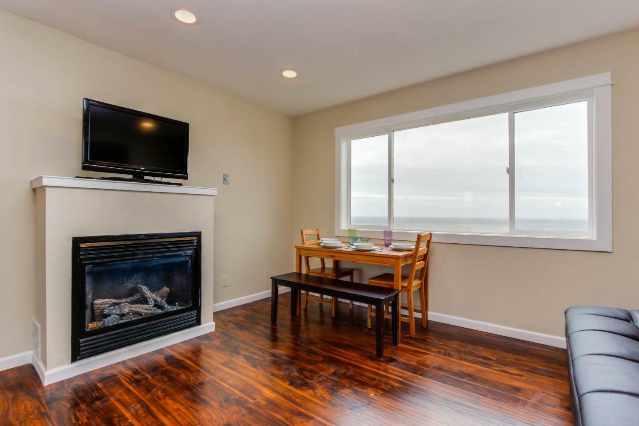 Sandstone Point Hotel Lincoln City Room photo