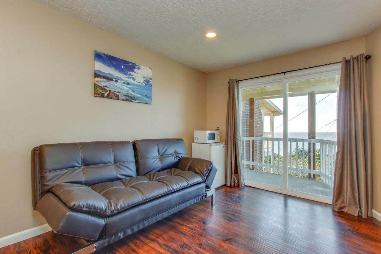 Sandstone Point Hotel Lincoln City Room photo